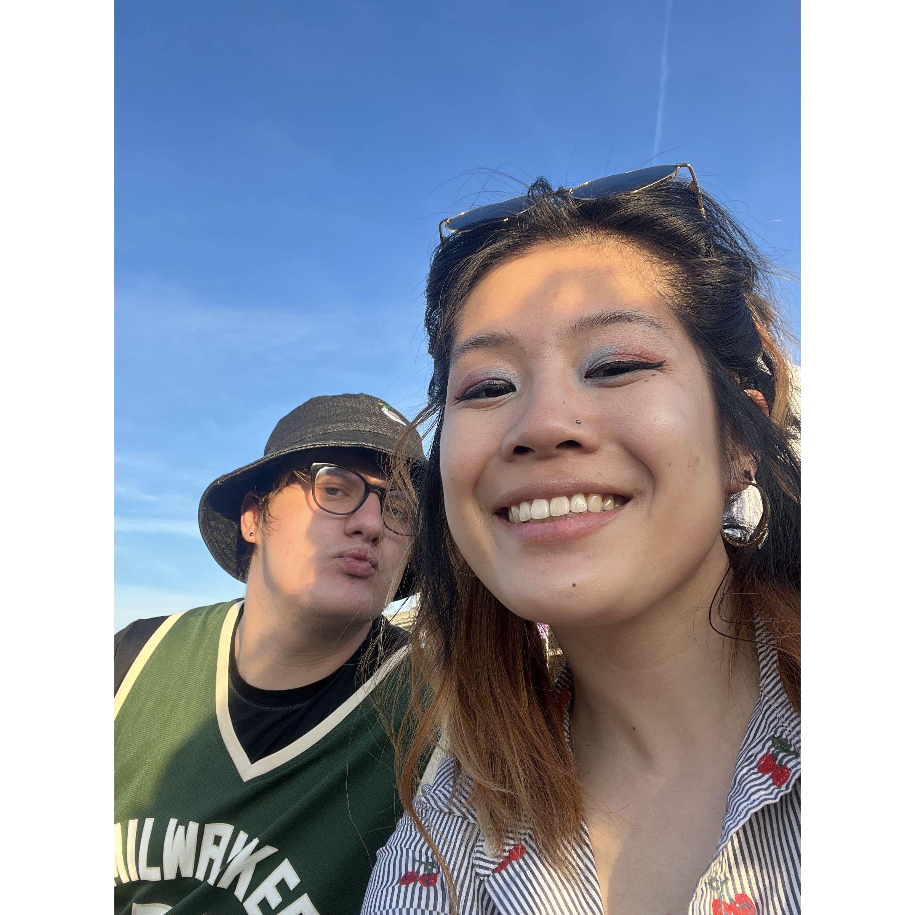 The only thing Eli might like more than Shirley is basketball 🏀