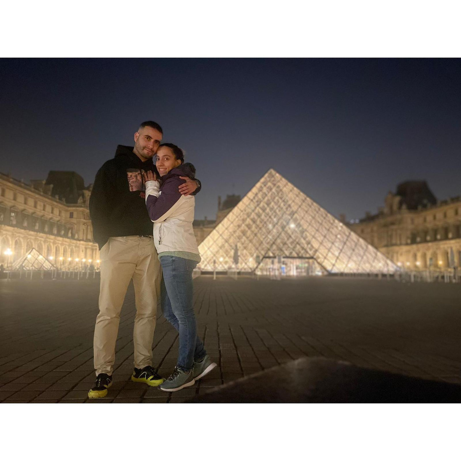 Após inúmeras tentativas para tirar esta fotografia, esta é uma das nossas preferidas, em Paris, no Museu do Louvre