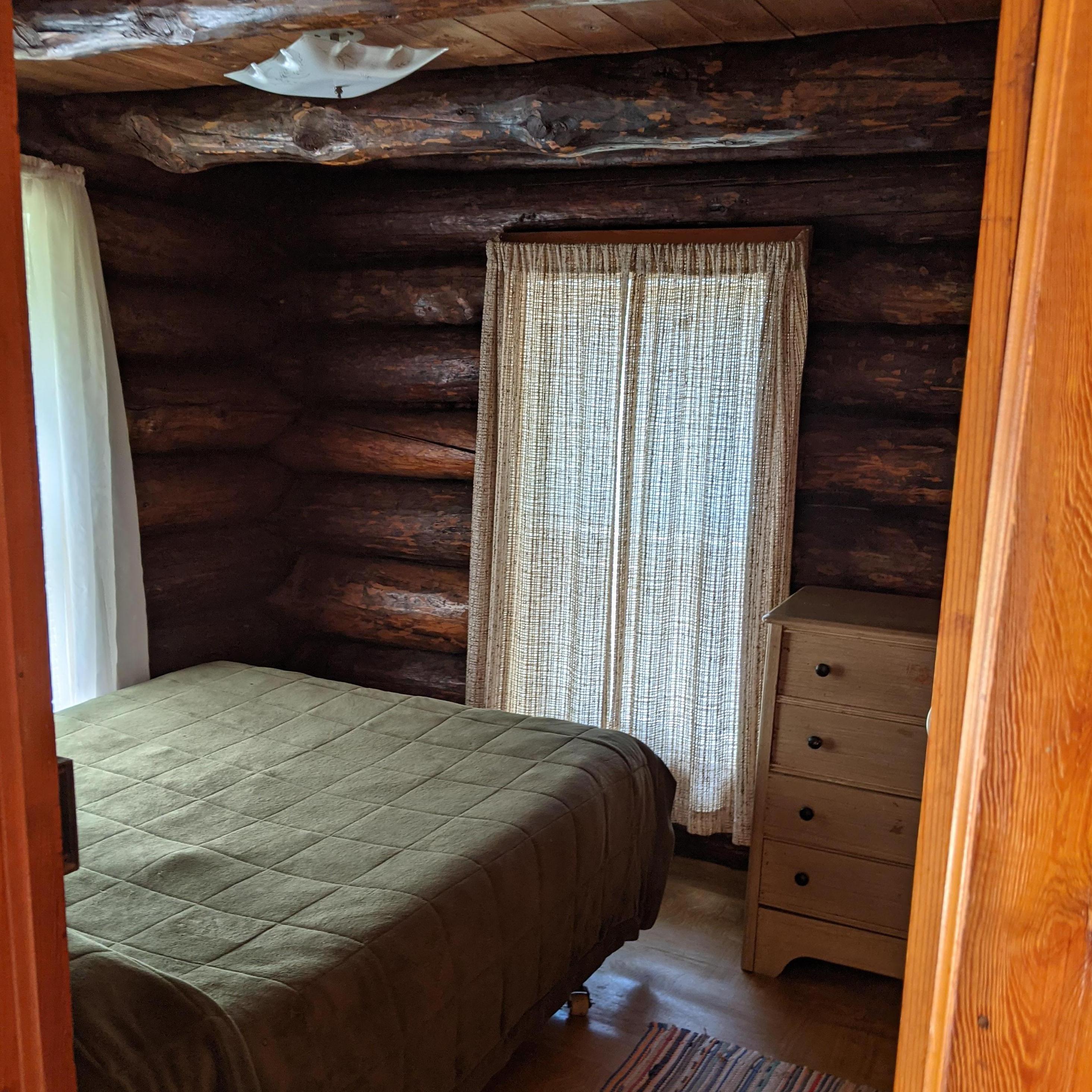Log cabin (smallest cabin) 
Bedroom 1