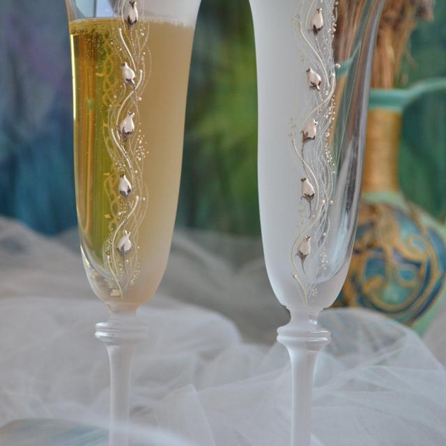 Toasting flutes hand decorated with gold and white roses