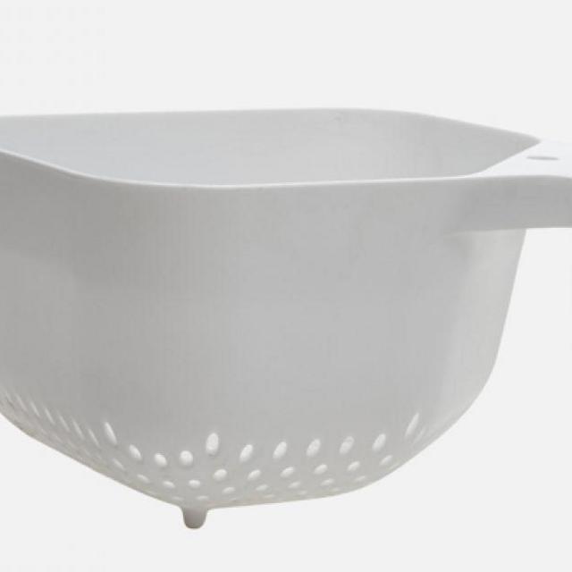 Strainer with a handle