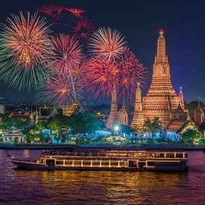 New Years Eve fireworks river cruise in Bangkok, Thailandd