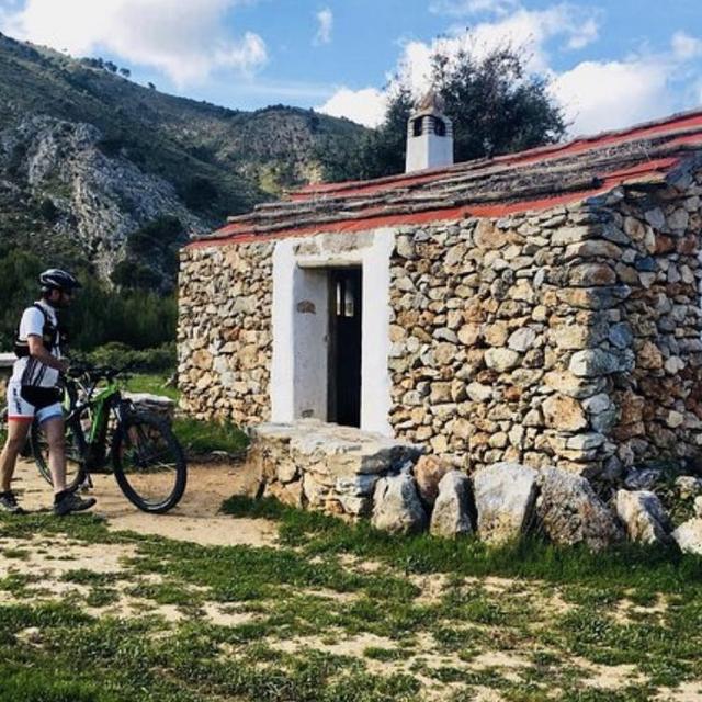 E-Bike and wine tour to Sierra Blanca Mountains