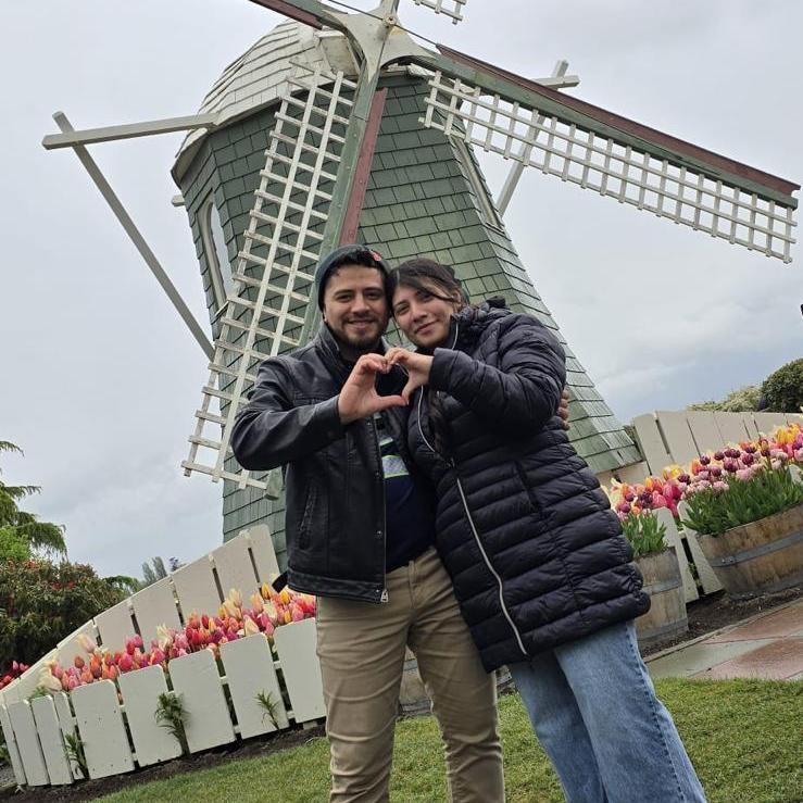 This was our first time at the tulip festival & my first time meeting his mom & sister! Nuestra primera vez en el festival de tulipanes juntos, y tambien conoci la madre y hermana de Adonay.