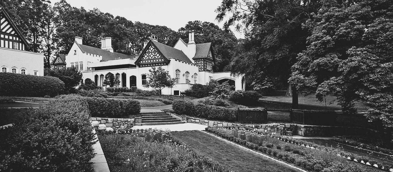 The Wedding Website of Jeniveve Vaia and Evan West