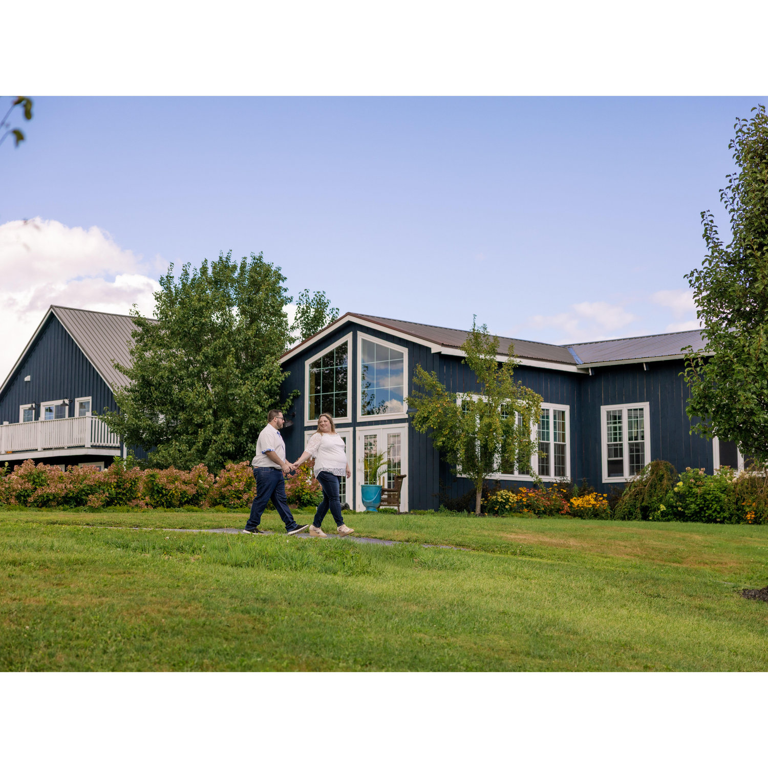 Engagement Session-Gilbertsville Farmhouse (outside the venue)