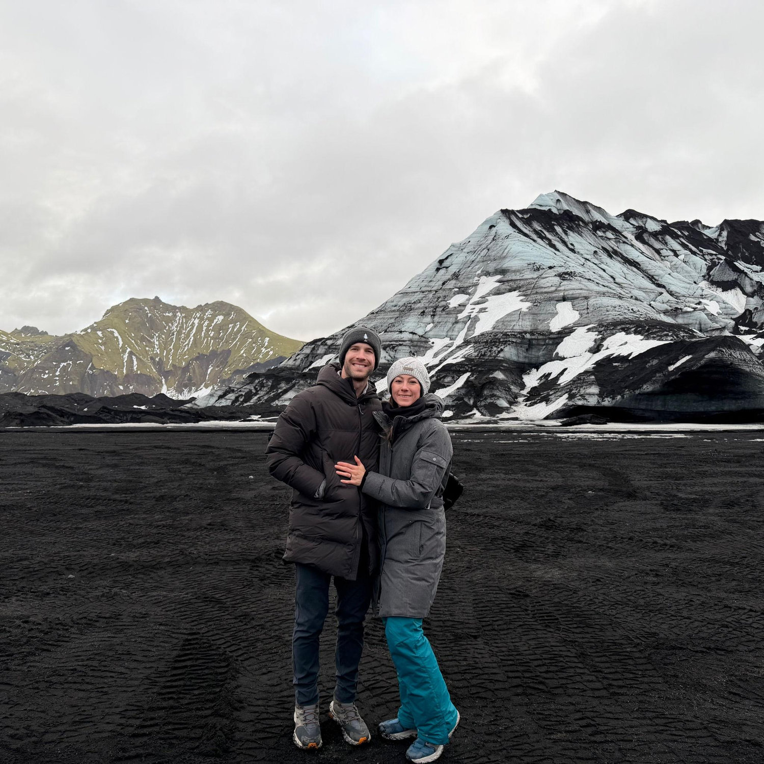 Wandering across Iceland’s black sand and glaciers - forever chasing adventures side by side.

Recorriendo las playas de arena negra y los glaciares de Islandia - siempre persiguiendo aventuras lado a lado.
