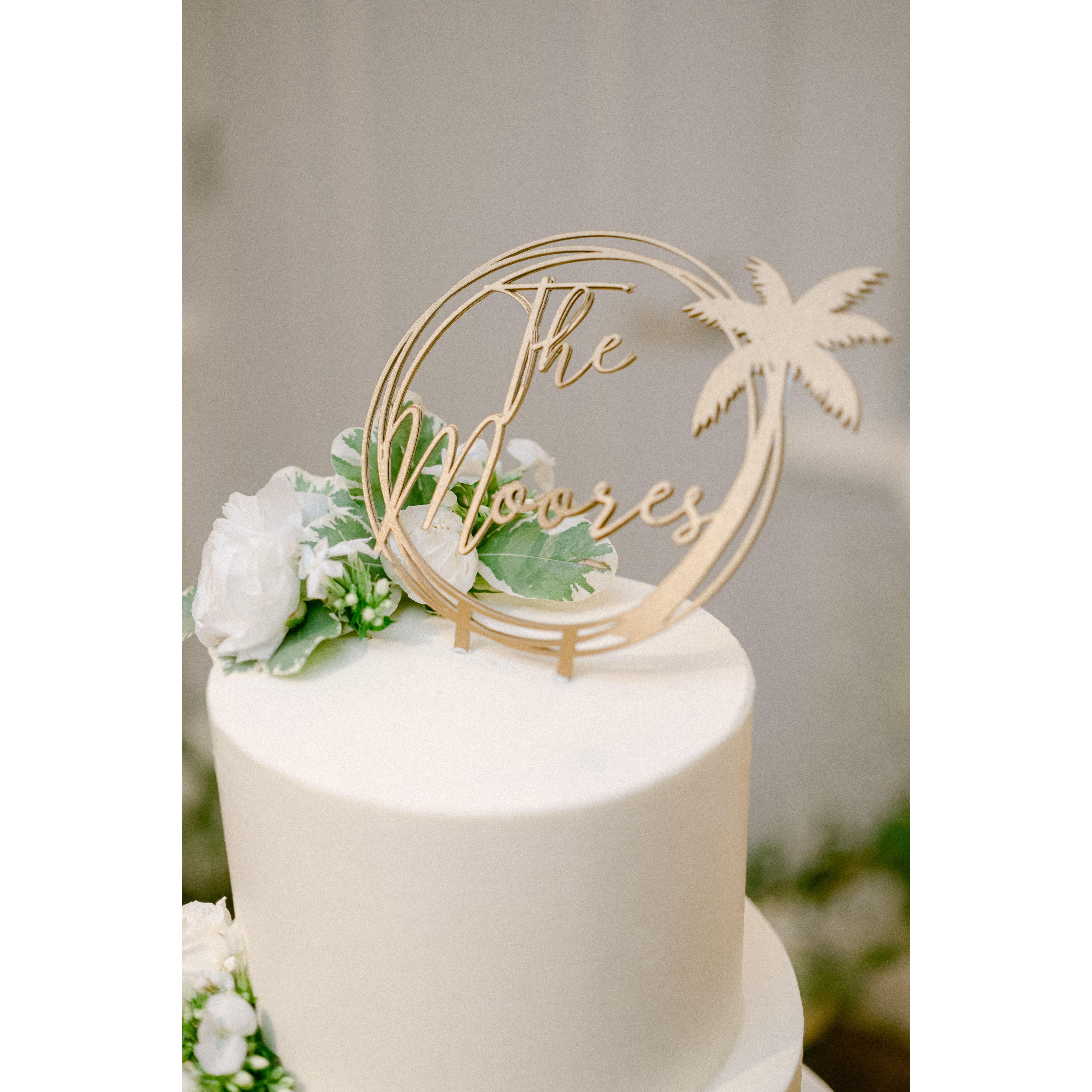 Cake by Vanilla Bake Shop, florals by @mjdesignla_ and cake topper by Sister in Love, Lauren!