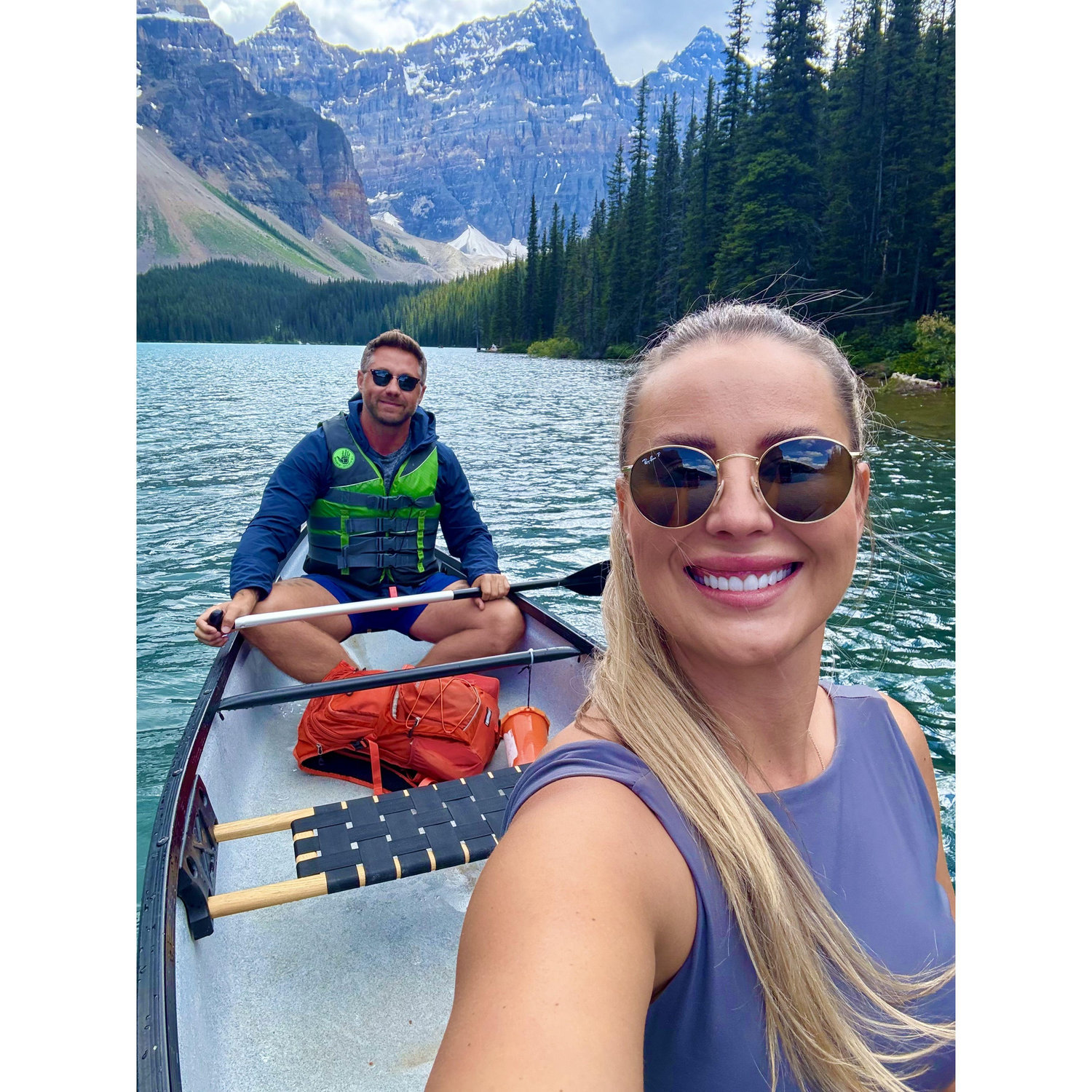 EN: Canoeing through the beauty of Banff National Park in Canada
PL: Rejs łódką wśród piękna kanadyjskiego Parku Narodowego Banff