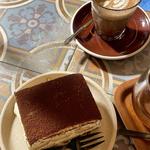 Vale cafézinho com tiramisú
