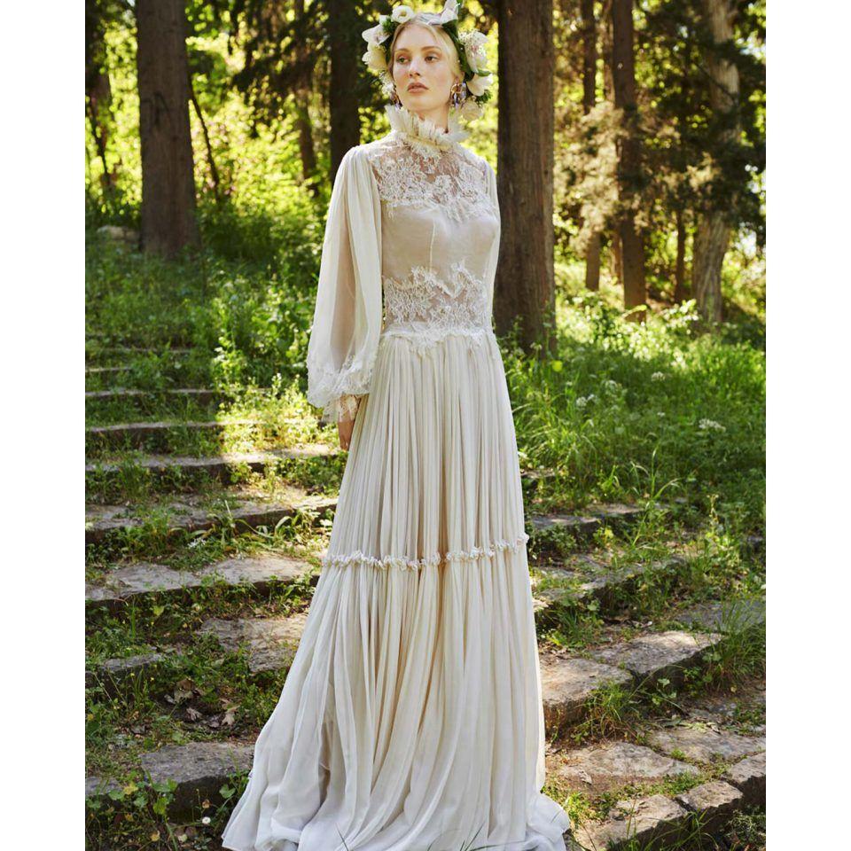 Inspiration for the blushing bride's Victorian-style wedding dress! Elegant, classy and tasteful.