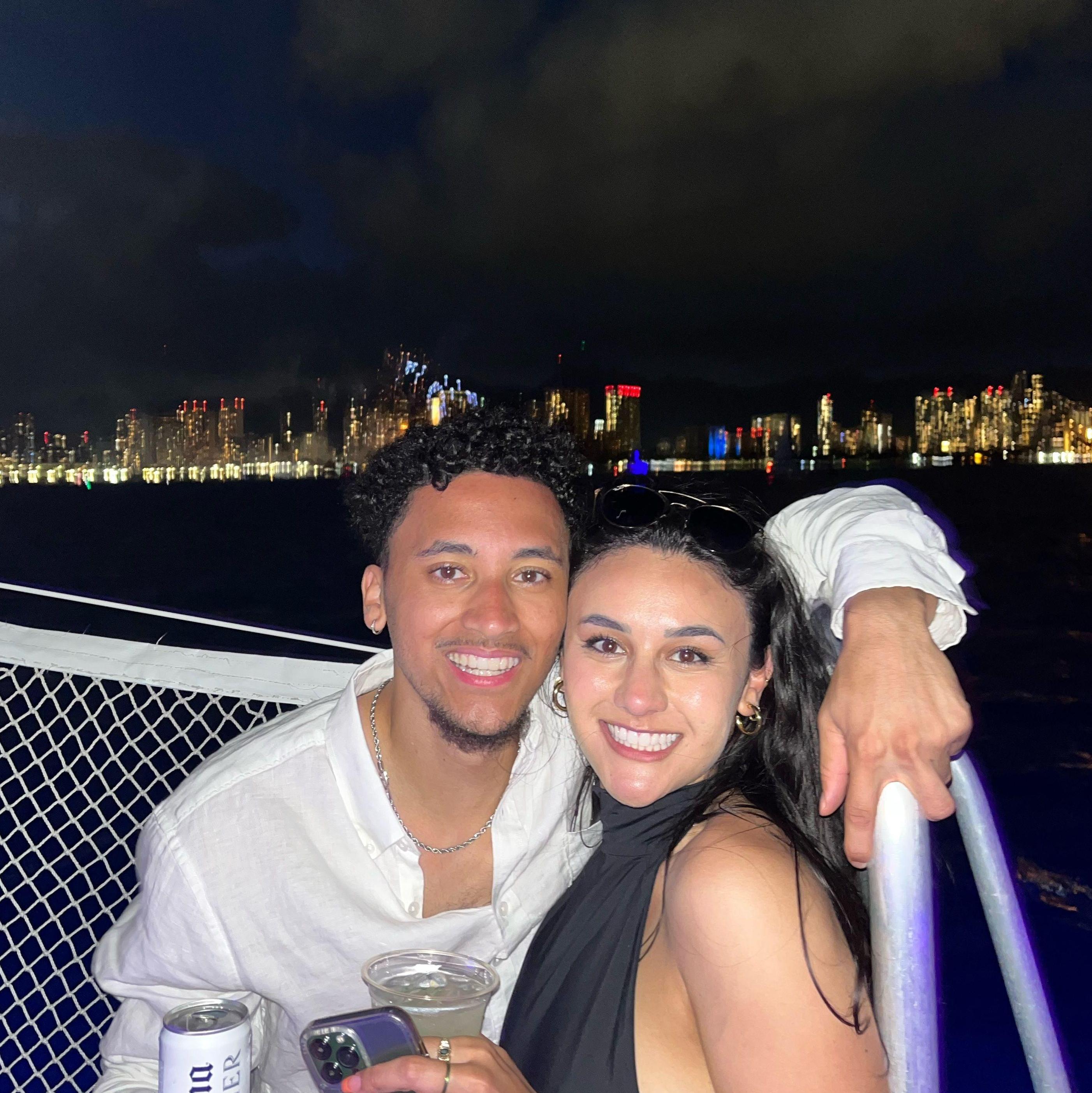 Boat party in Hawaii!
¡Fiesta en barco en Hawái!