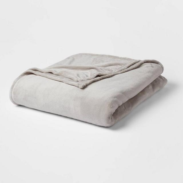 Twin/Twin XL Solid Plush Bed Blanket Gray - Room Essentials™