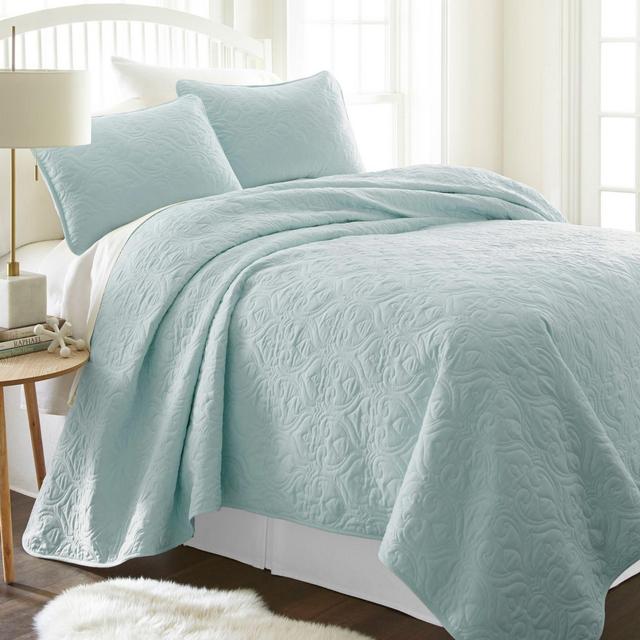 Damask Full/Queen Quilt Set in Pale Blue
