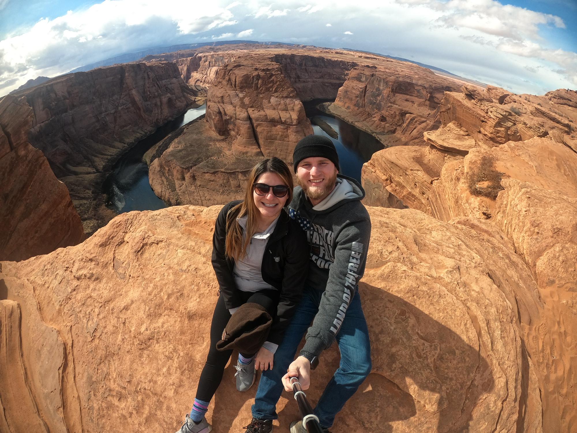 One of the many stops throughout our road-trip, Horse-shoe Bend! ▫️ Una de las muchas paradas de nuestro viajé fue a Horse-Shoe Bend.
