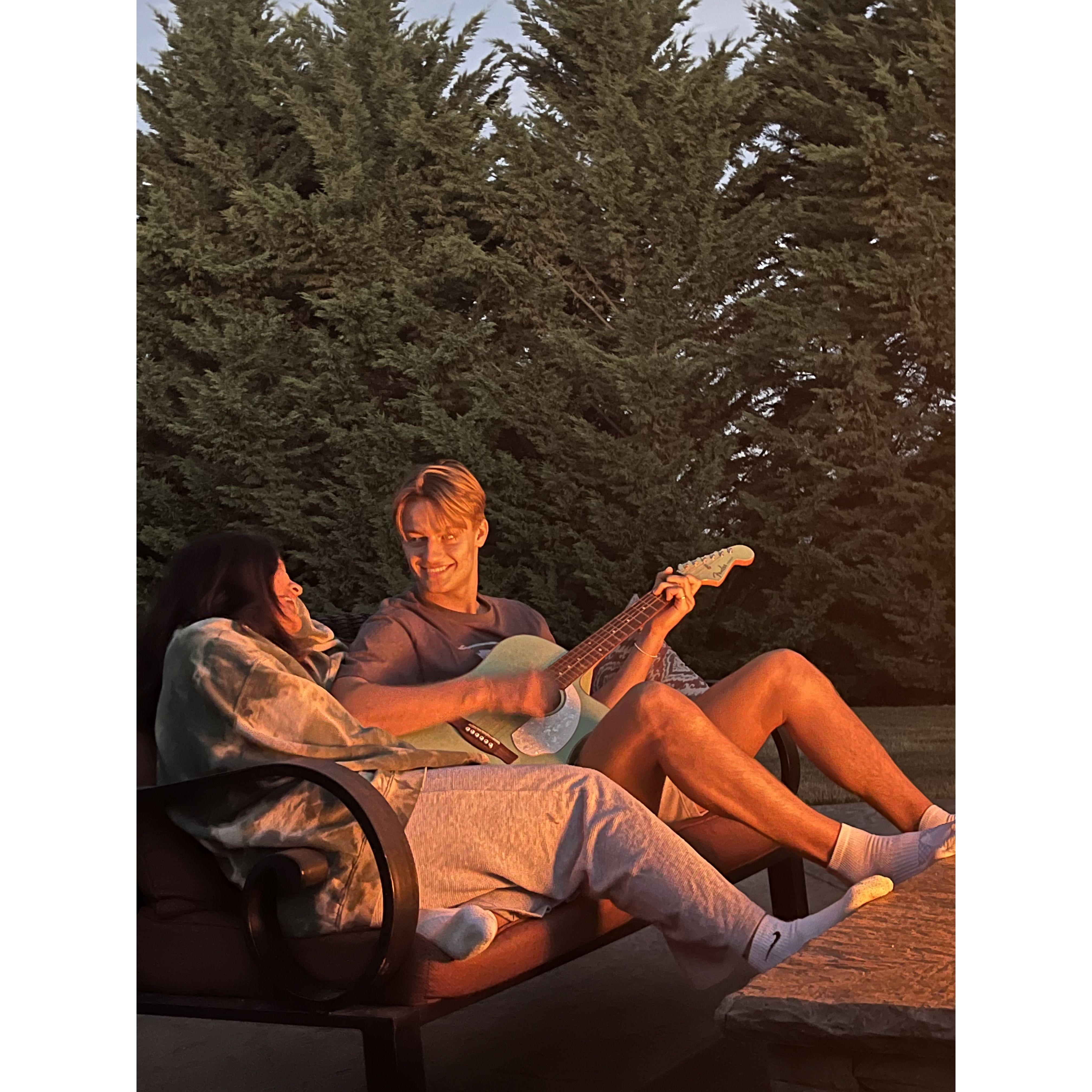 Summer time was full of many things like: worshiping by the fire.
De zomer was vol met dingen zoals: aanbidding rond het kampvuur.