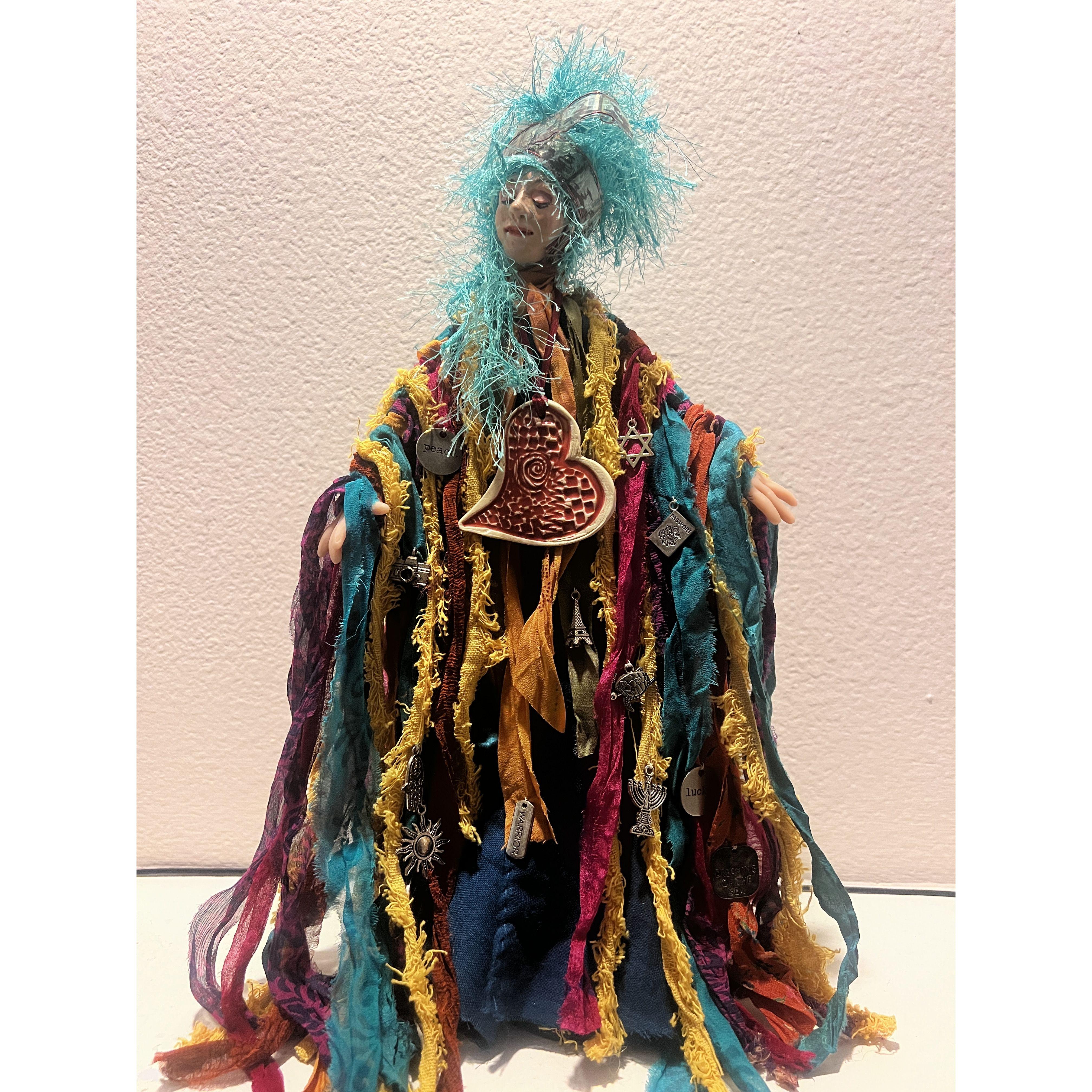 Jon's amazingly talented mom sculpted an editress doll w/ turquoise hair & film strip crown, as a gift for Felise when they first met. Strikingly, the flair & charms remind Felise of her mom, Cindy ❤️