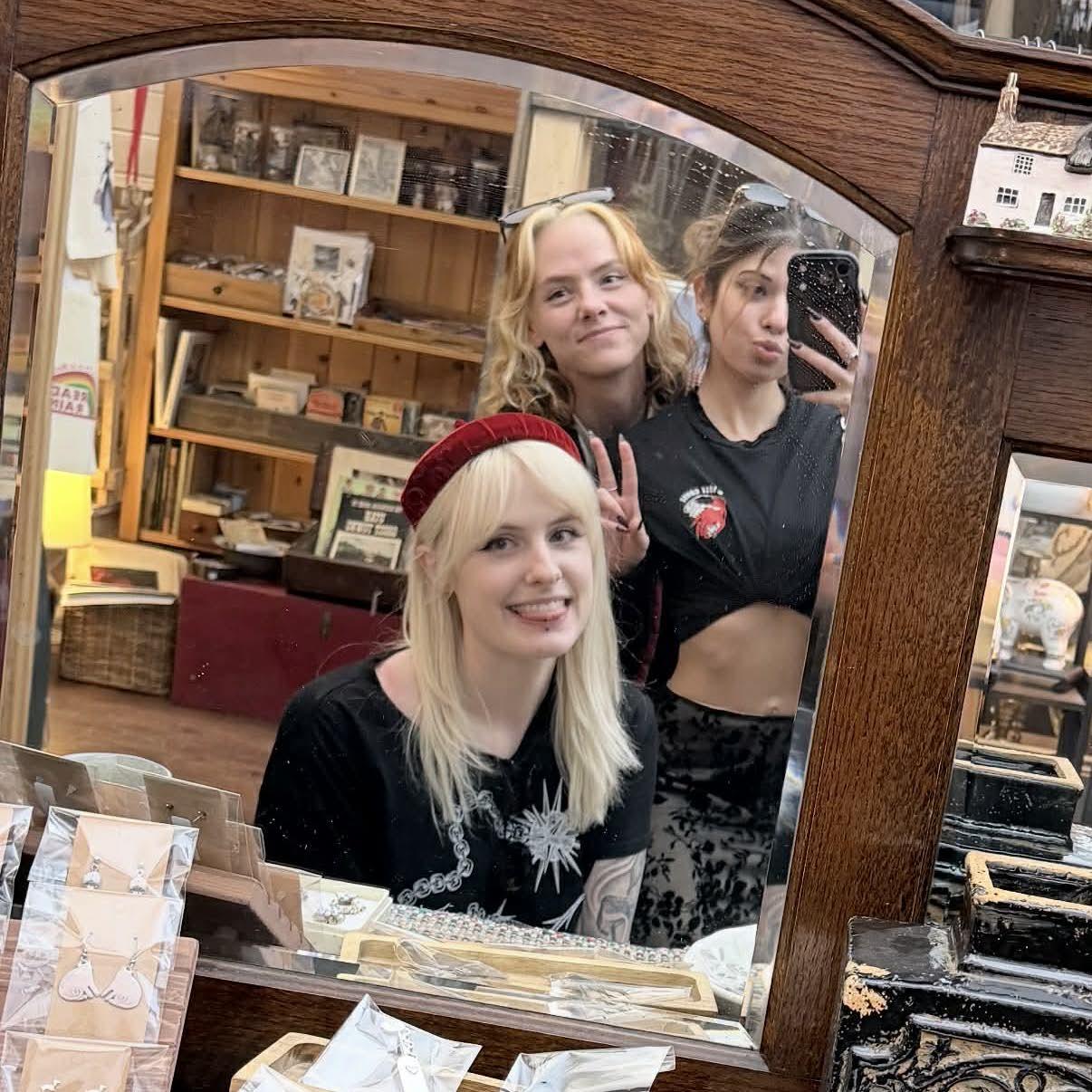 Antique shopping with Reagan & Shania when they came to visit me in Utah :)