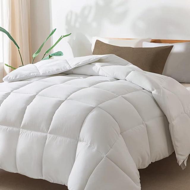 DOWNCOOL Comforters Oversize King Size, White All Season Duvet, Lightweight Quilt, Down Alternative Hotel Comforter with Corner Tabs (White, Oversize King 116x98 Inches)