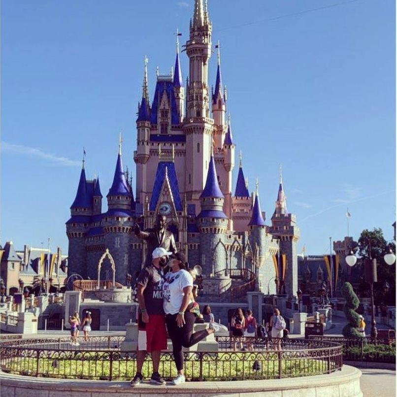 Kisses in front of the castle