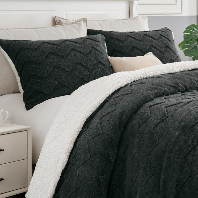 BEDELITE Fluffy King Size Comforter Set - Super Soft Sherpa Black Comforter for King Size Bed, Luxury Warm Bedding Set for Winter, Fuzzy Bed Set 3 Pieces (1 Comforter, 2 Pillowcases)