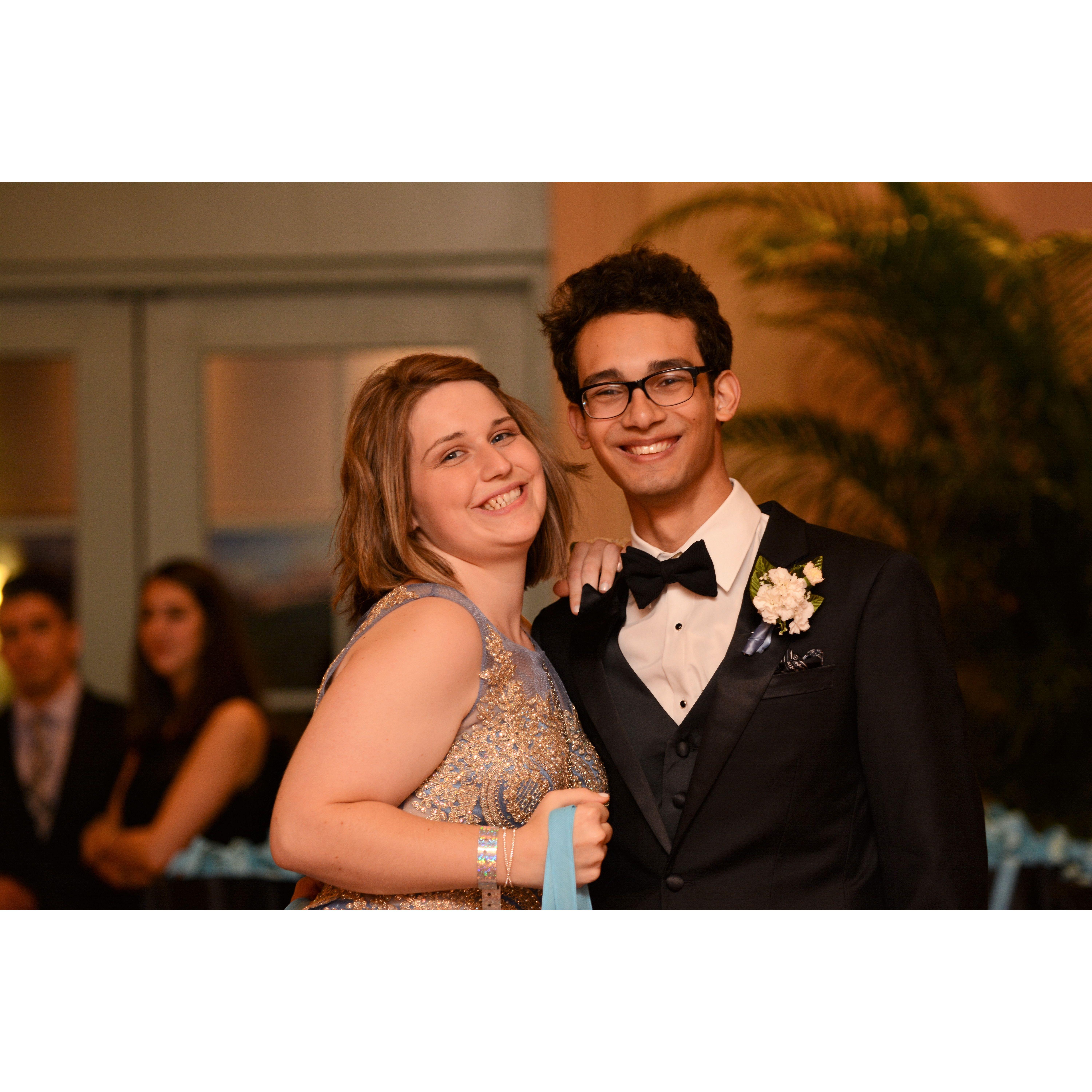 Prom of 2017! We were babies... - Baile de graduación de 2017! Éramos bebés...