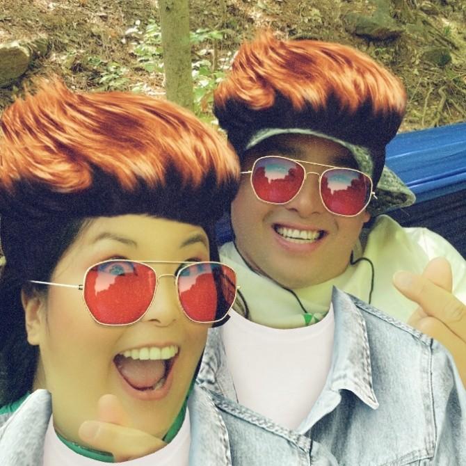Goofing off while hiking, April 2022