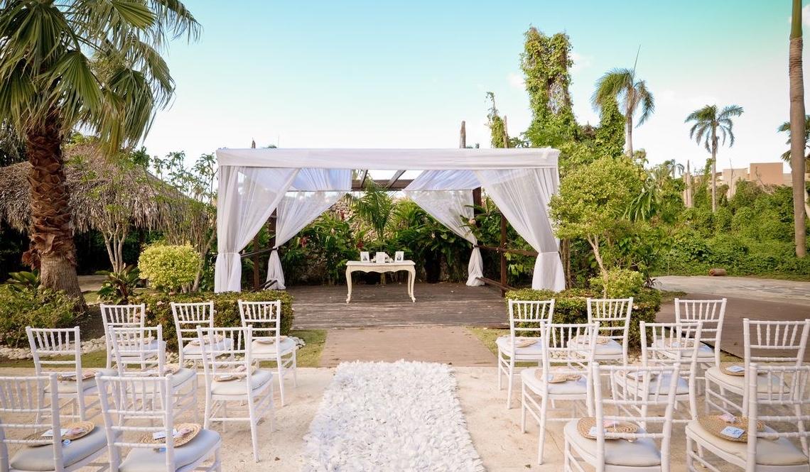 The Wedding Website of Izzy Hunt and Zac Chavez