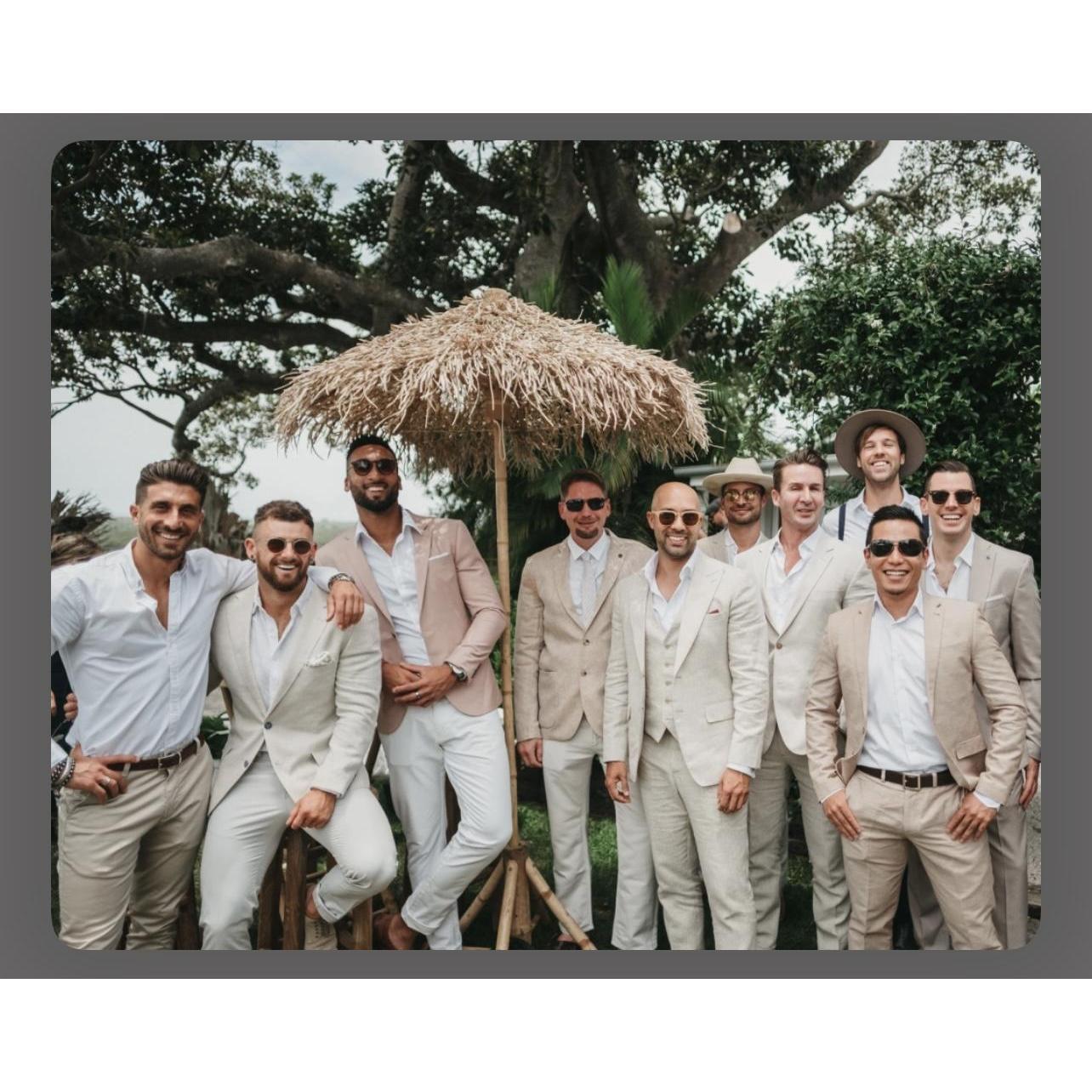 Men: Suit in muted natural earthy tone ; ties are optional. Hombres: Traje en tono natural claro. corbata es opcional