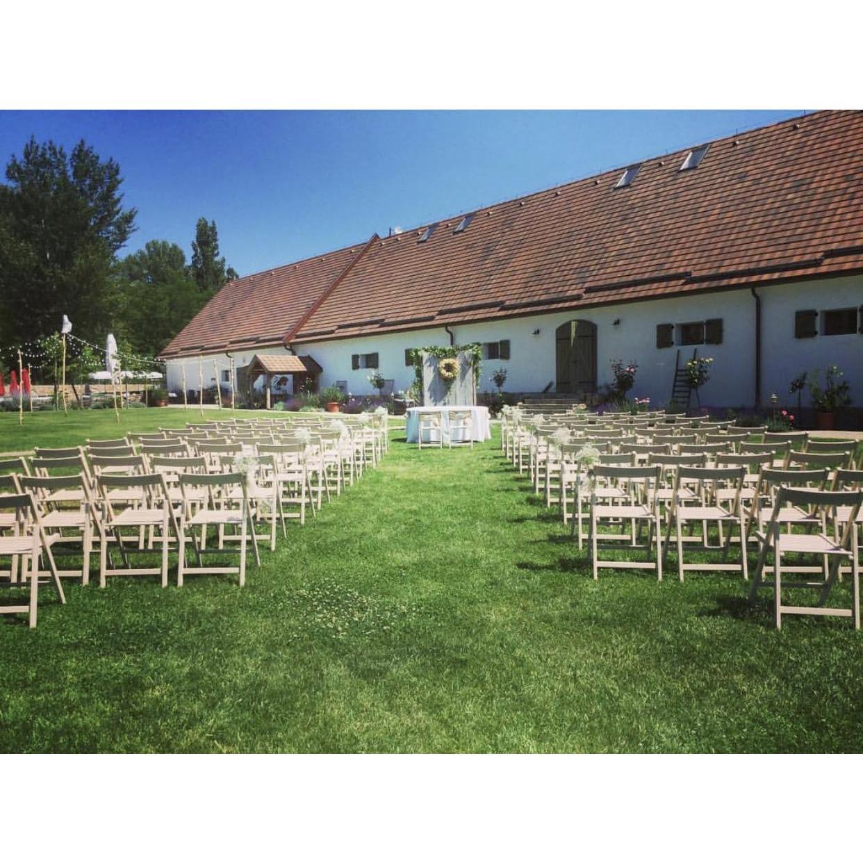 The wedding venue is also the place for our romantic, outdoor ceremony.