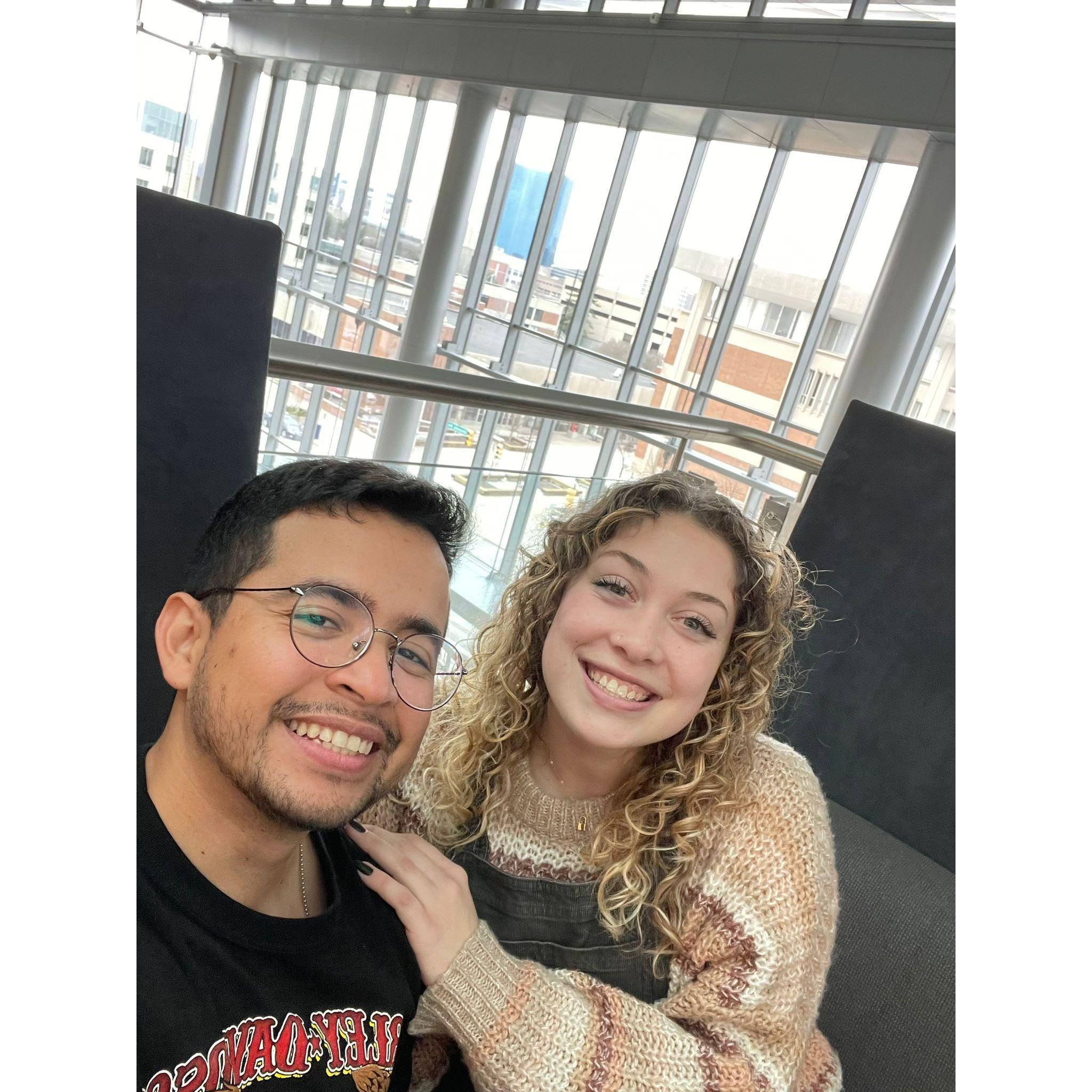 We started dating on January 22, 2022
-
Nos hicimos novios el 22 de enero de 2022