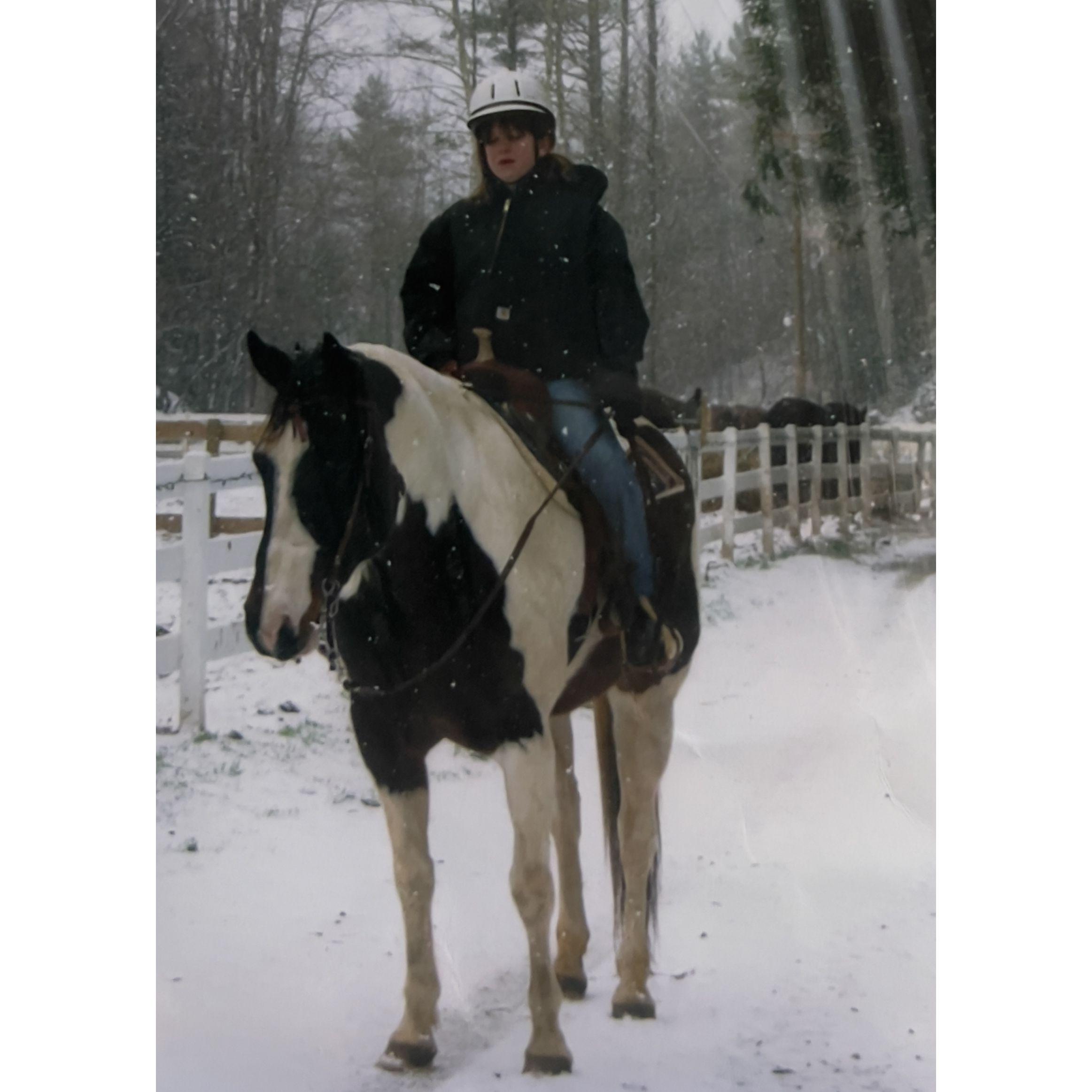 She continued horseback riding throughout her teenage years. 십대 시절에도 꾸준히 말을 탔습니다.