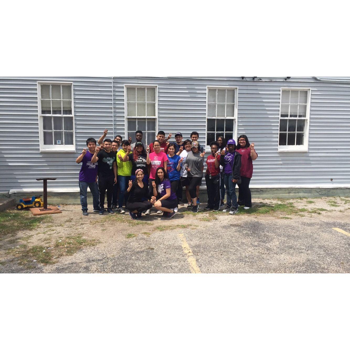 April 2016 - Jose see's me working a volunteer event. I had no idea who he was here. -- Jose me ve trabajando un evento de voluntariado. No tenia ni idea de quién era el.