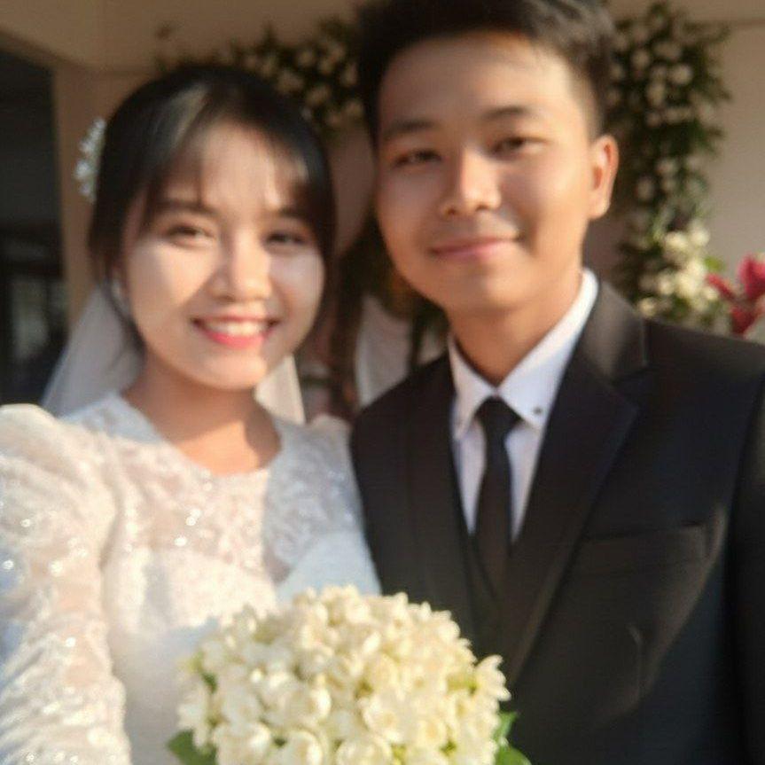 Chan and Kukuu cut the wedding cake together, marking the sweet beginning of their life as husband and wife.