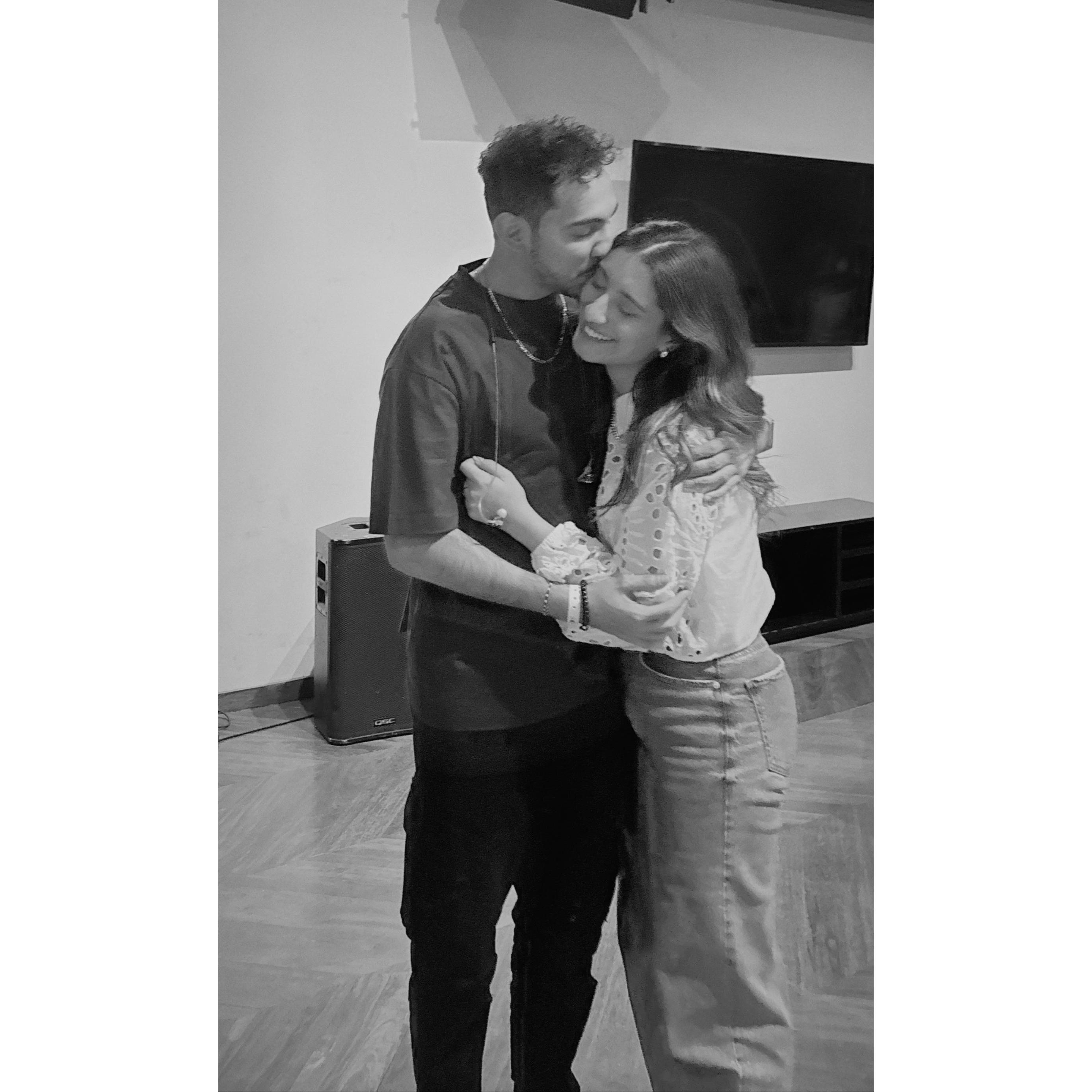 Encontramos nuestro lugar favorito: abrazados.