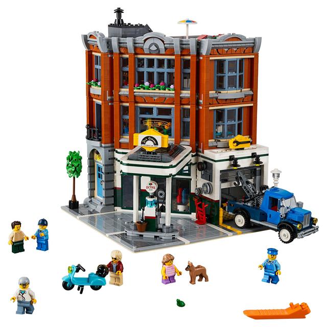 Lego Corner Garage 10264