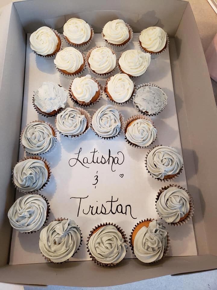 Celebratory engagement cupcakes by our friend Jessica Miracle! ❤️💍