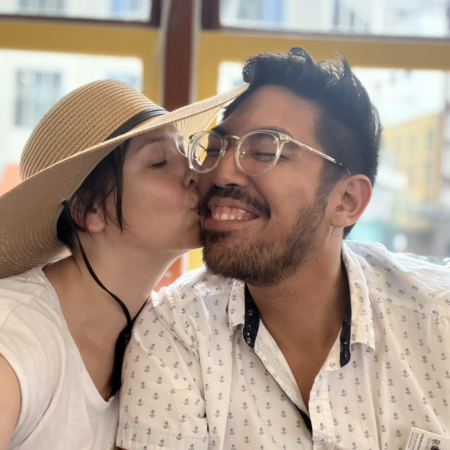 Kisses on the NOLA tram ❤️