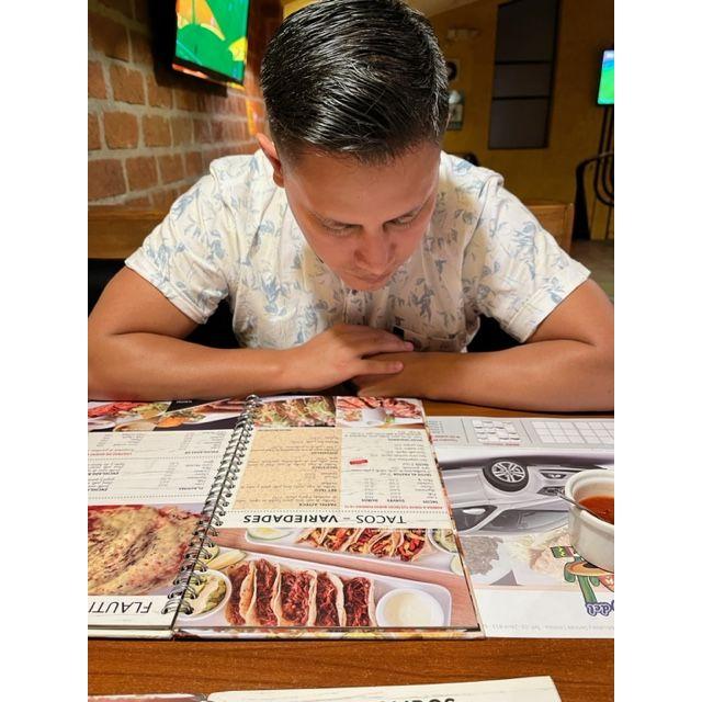 Our first date was at one of my favorite restaurants near our home in Ambato. Nuestra primera cita fue en un restauran cerca de nuestra casa en Ambato.