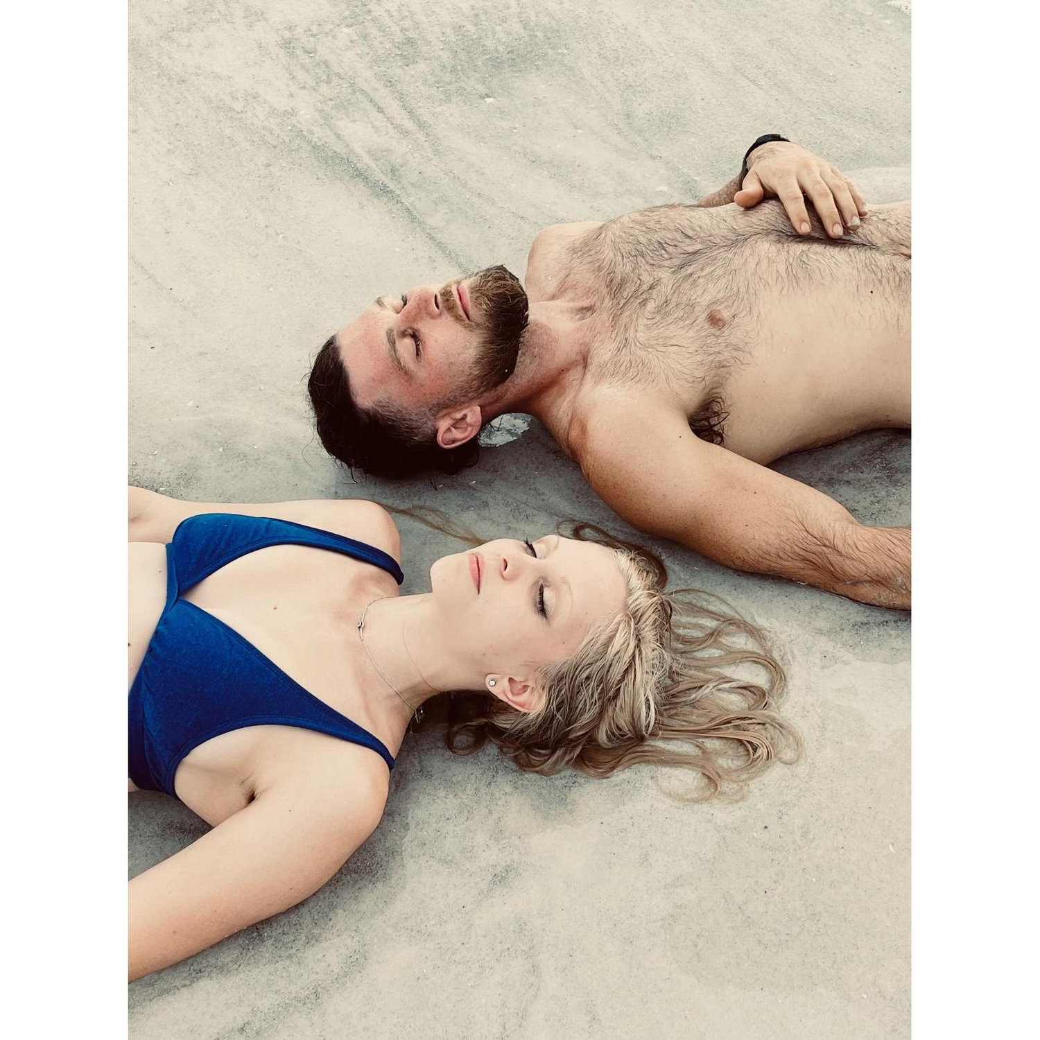 Alahnah's sister Savannah took photos for the couple on the beach.
July 2021