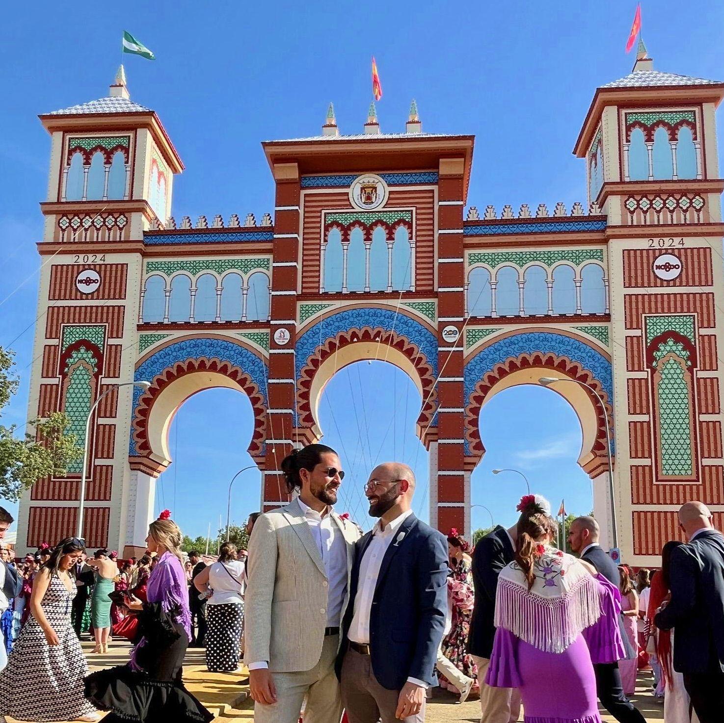 14 de abril de 2024. Sevilla, España. Andrés conoce la Feria de Abril por primera vez, mientras Miguel empieza a dar a conocer a Cascaruja, el emprendimiento familiar.