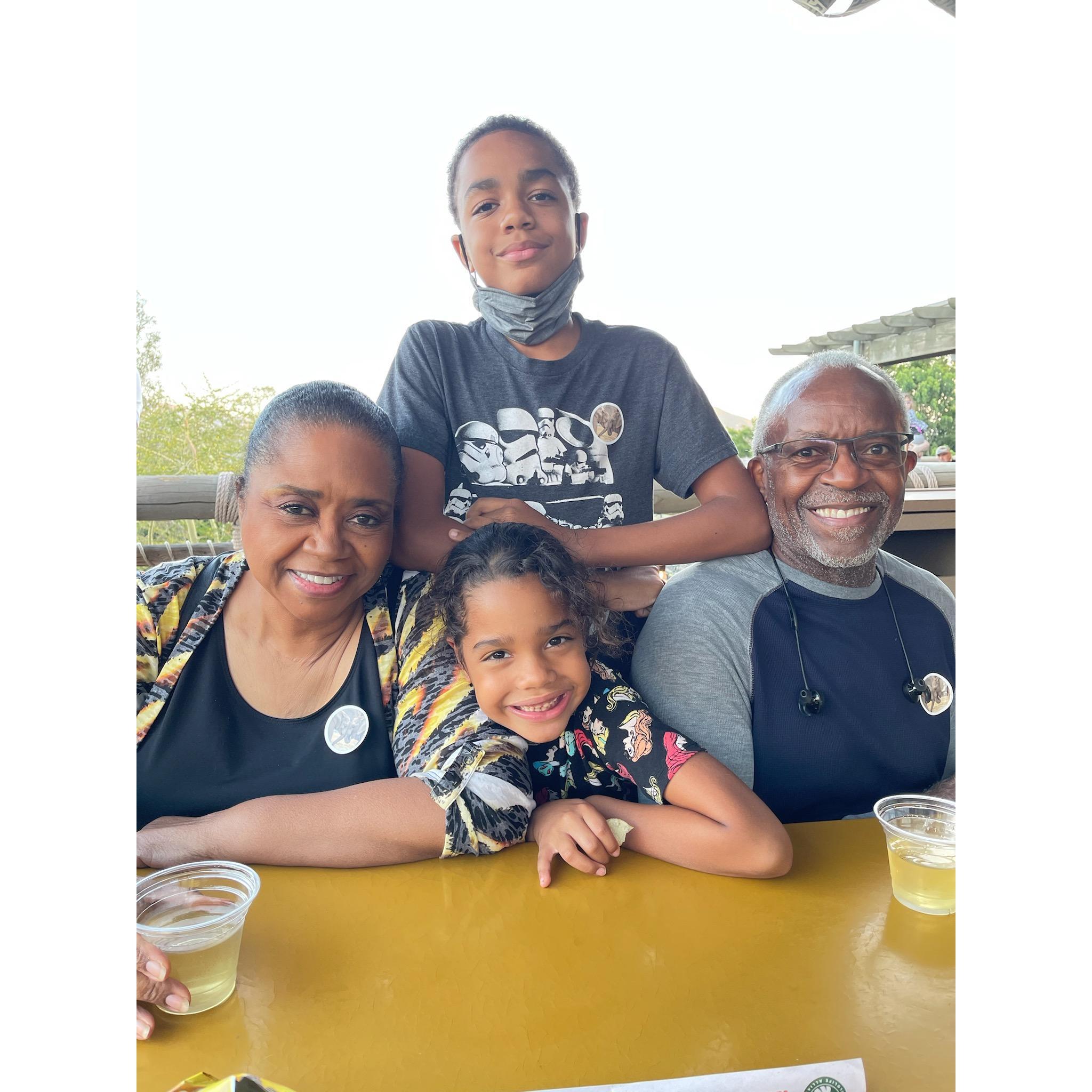 Mi familia at the San Diego Safari Park🦓