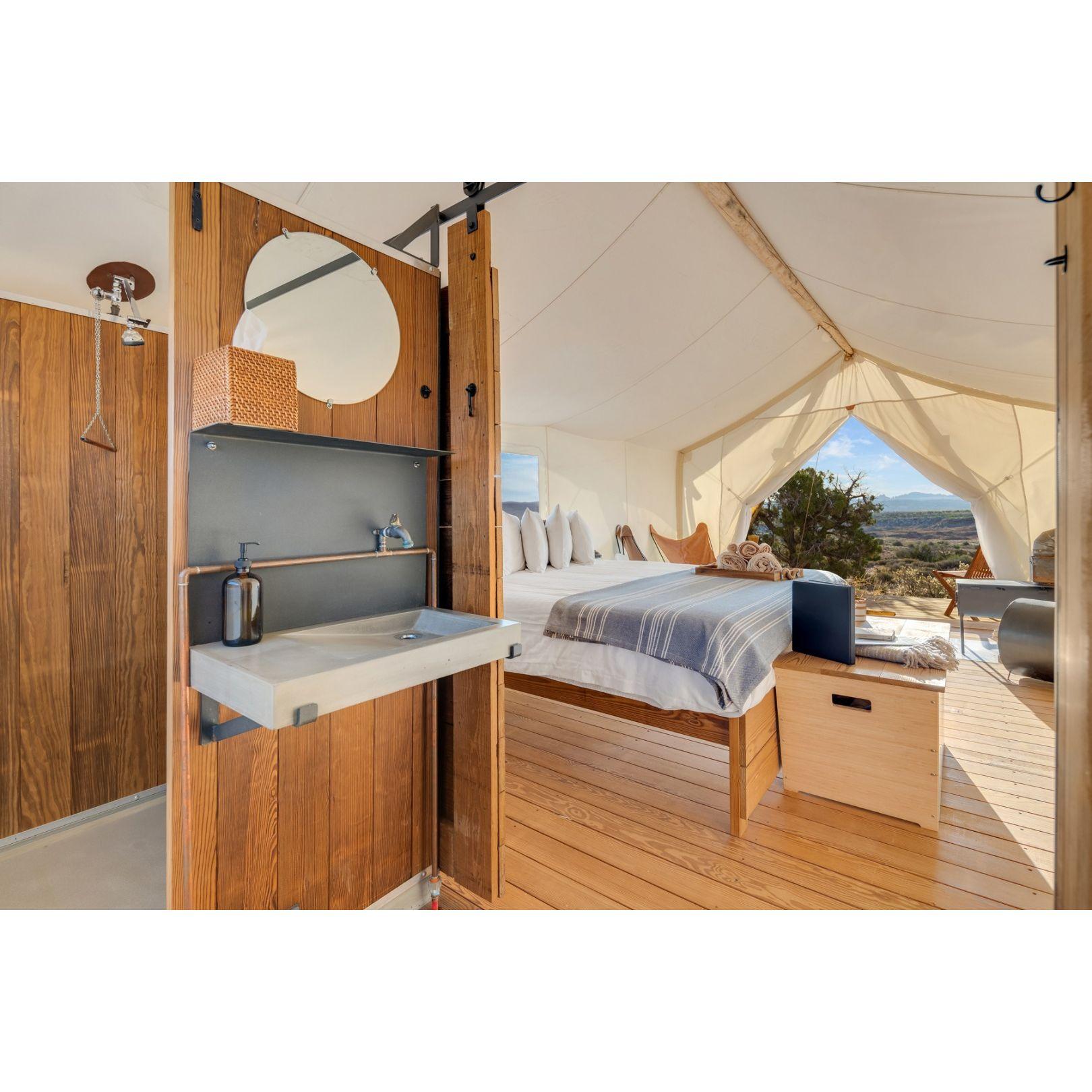Deluxe tent with en-suite bath