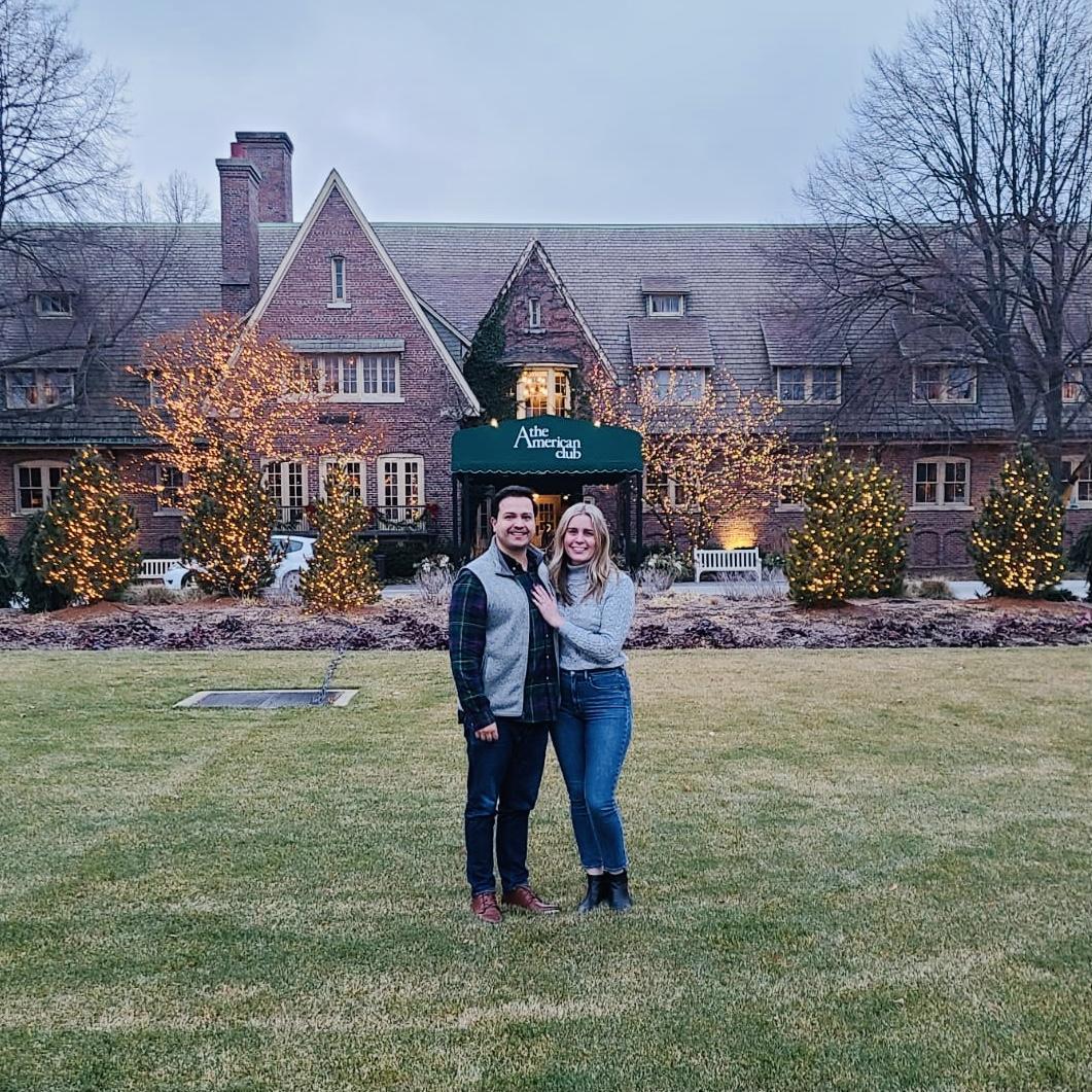 Right after we got engaged at The American Club in Kohler, WI!

Minutos despúes de comprometernos en el American Club en Kohler, Wisconsin