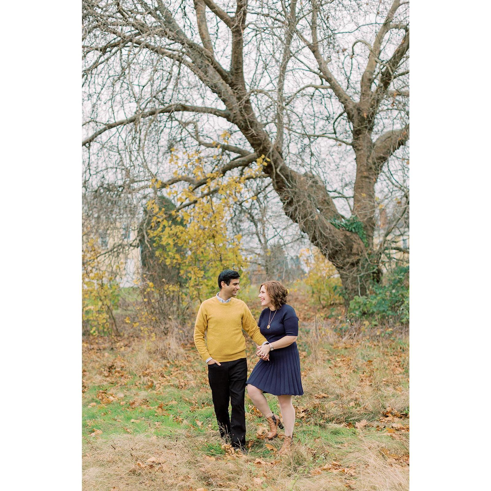 Engagement pictures in Discovery Park in Seattle, Washington. Photographer: Sarah Harris