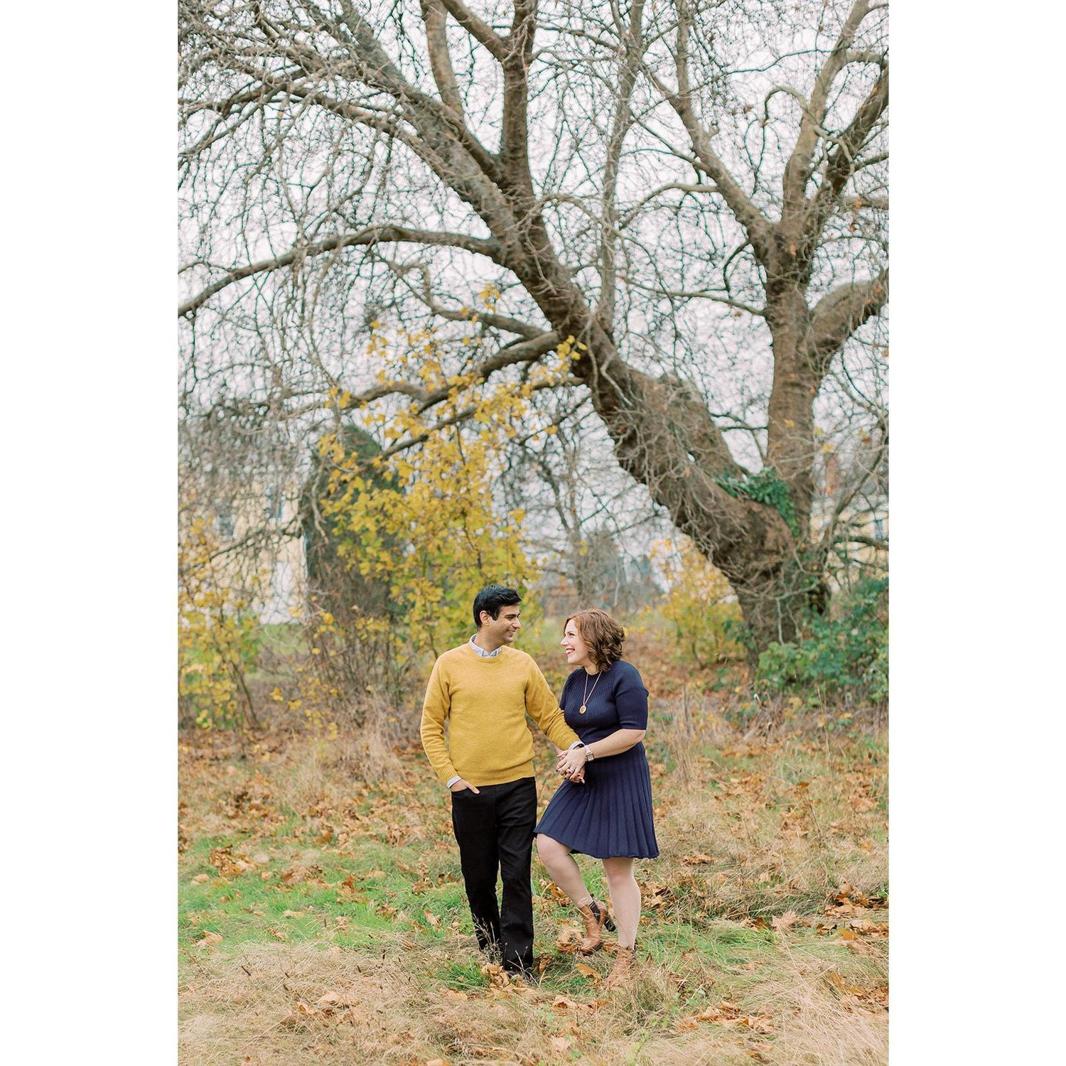 Engagement pictures in Discovery Park in Seattle, Washington. Photographer: Sarah Harris
