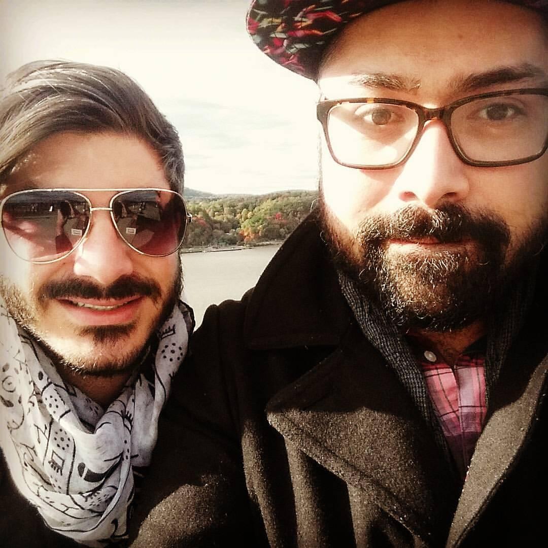 We make no excuses for being this handsome.
No ponemos excusas para ser tan guapos.