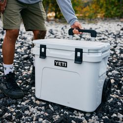 Hollyジャージフル XL YETI, Roadie 32 Wheeled Cooler | Zola