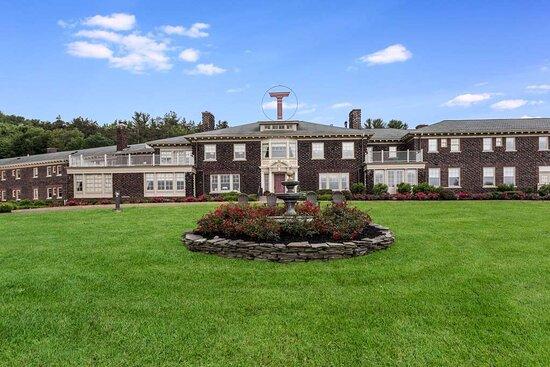 The Wedding Website of Virginia Young and Derrick Vanderpool