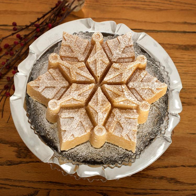  Nordic Ware Sweet Snowflakes Shortbread Pan, Silver: Home &  Kitchen